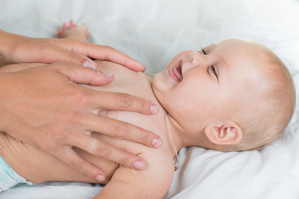 Strengthen the bond with baby massage